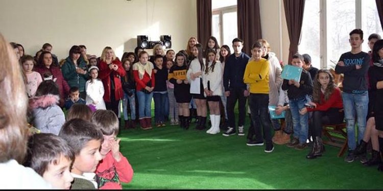 Учениците от Комунига изпратиха 2018-а с песни и танци край елхата