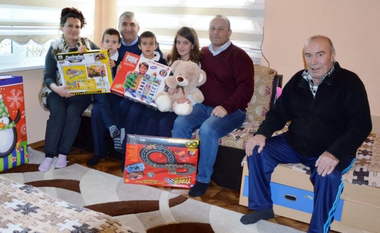 Кметът на община Черноочене с подаръци за близнаците от Лясково