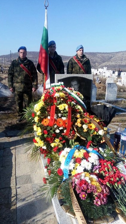 С панахида и военен ритуал почетоха паметта на старши лейтенант Николай Саръев