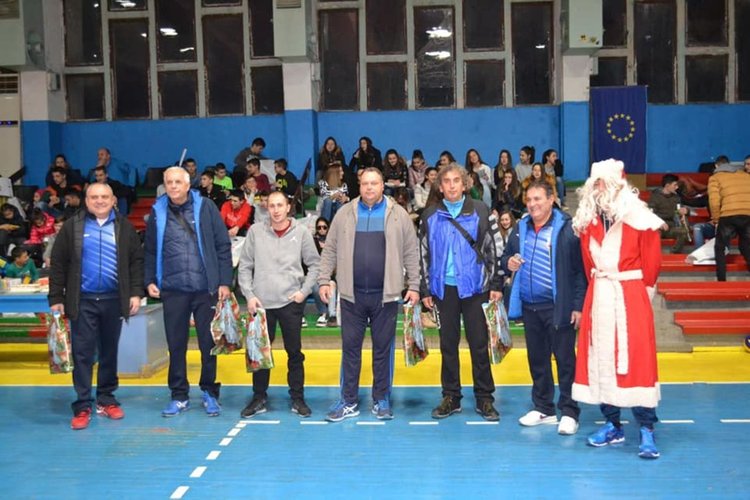 Белобрадият старец раздаде подаръци на спортистите от ВК „Арда“ и БК „Орфей“