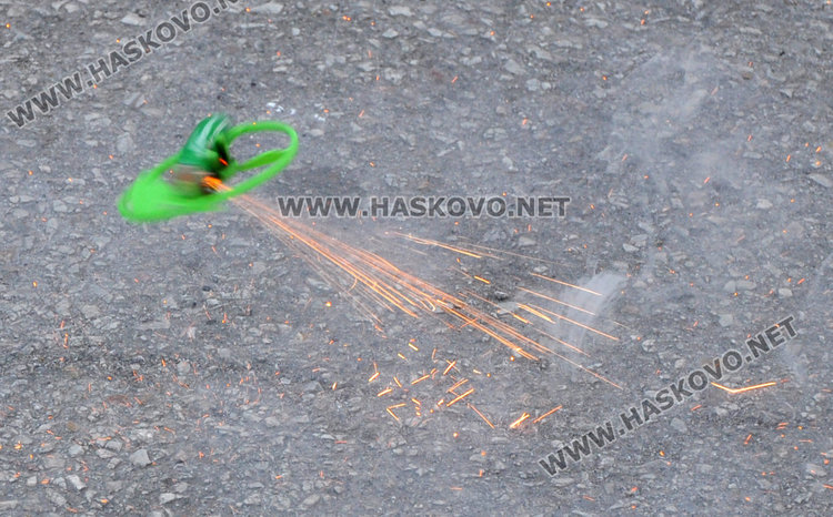 камикадзето се пали на земята, далеч от сградите, защото лети нагоре