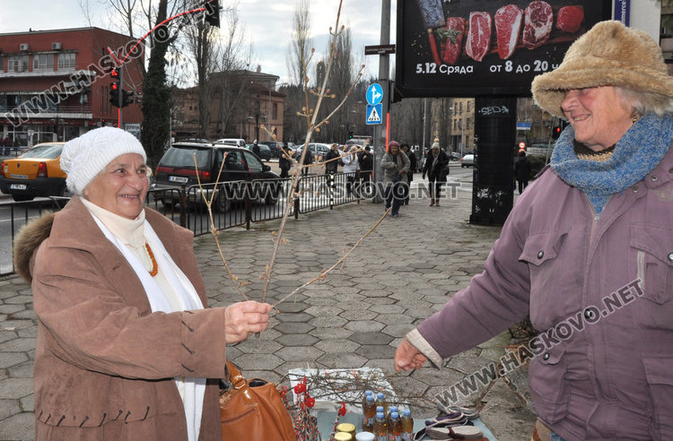 Красиви дряновици с традиционна украса на Бабиния пазар в Хасково