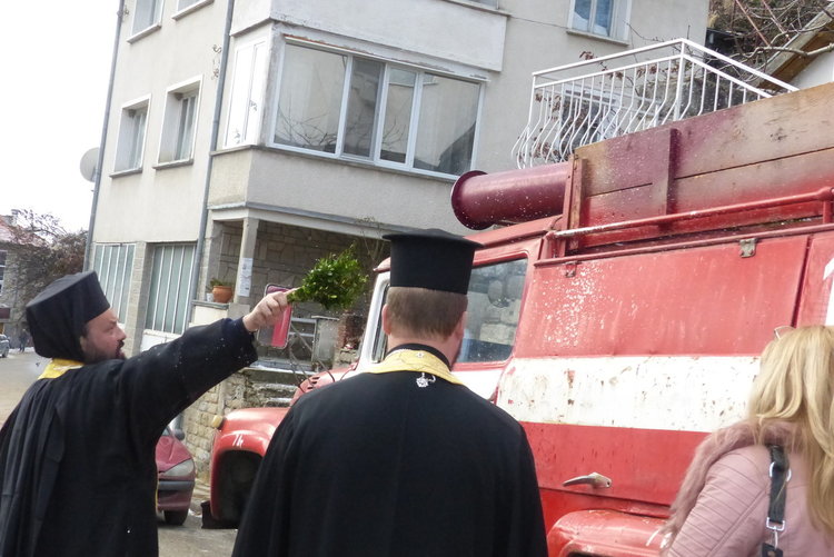 Цяло село се събра на молебен за здраве и спасение от пожарите в Момчиловци