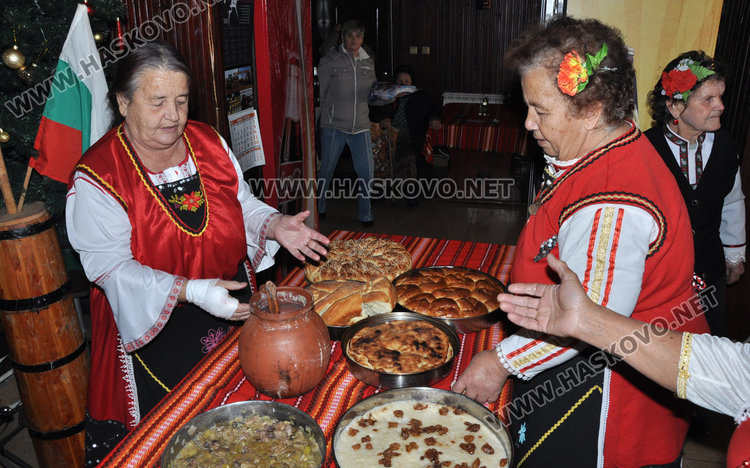 Най-силният мъж в къщата реже дряна и сурвака на Васильовден