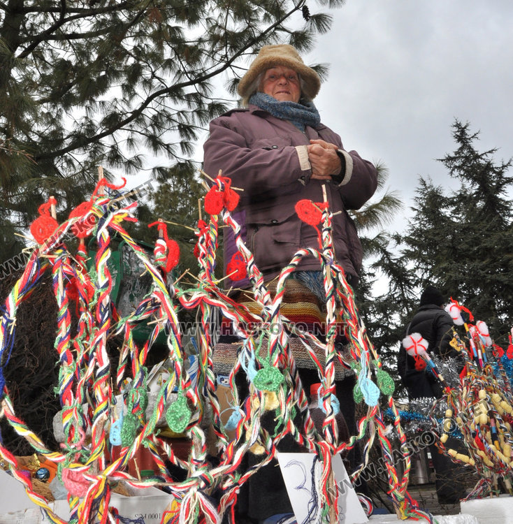 Красиви дряновици с традиционна украса на Бабиния пазар в Хасково