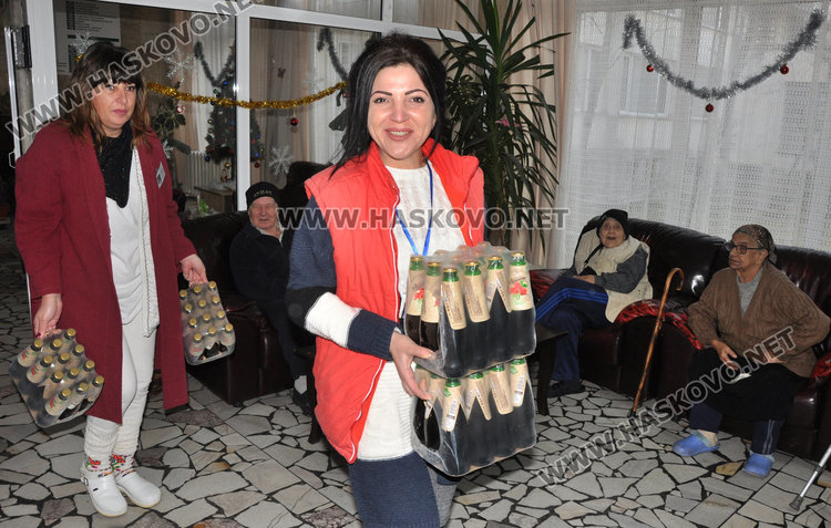 Българка от Америка и съветник с дарение за Старческия дом в Хасково