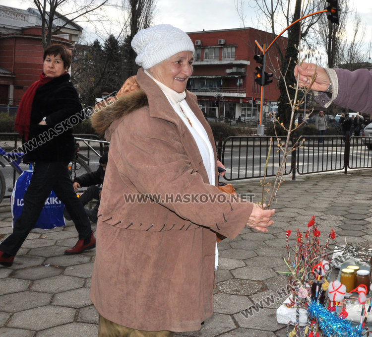 Красиви дряновици с традиционна украса на Бабиния пазар в Хасково