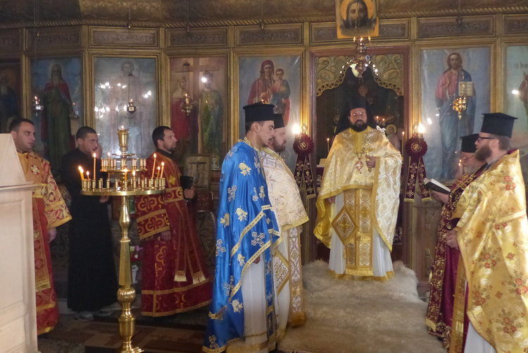 Цяло село се събра на молебен за здраве и спасение от пожарите в Момчиловци