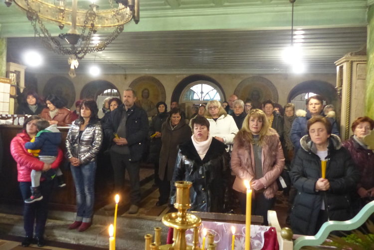 Цяло село се събра на молебен за здраве и спасение от пожарите в Момчиловци