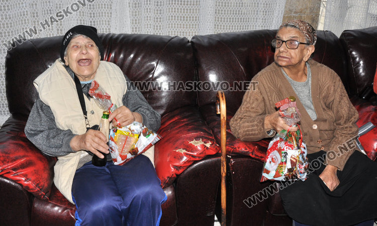 Българка от Америка и съветник с дарение за Старческия дом в Хасково