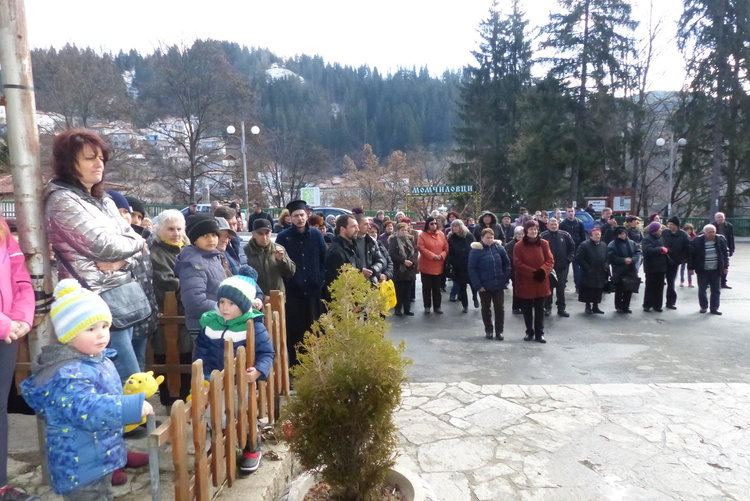 Цяло село се събра на молебен за здраве и спасение от пожарите в Момчиловци