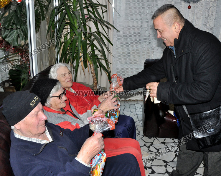 Българка от Америка и съветник с дарение за Старческия дом в Хасково