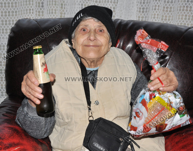 Българка от Америка и съветник с дарение за Старческия дом в Хасково