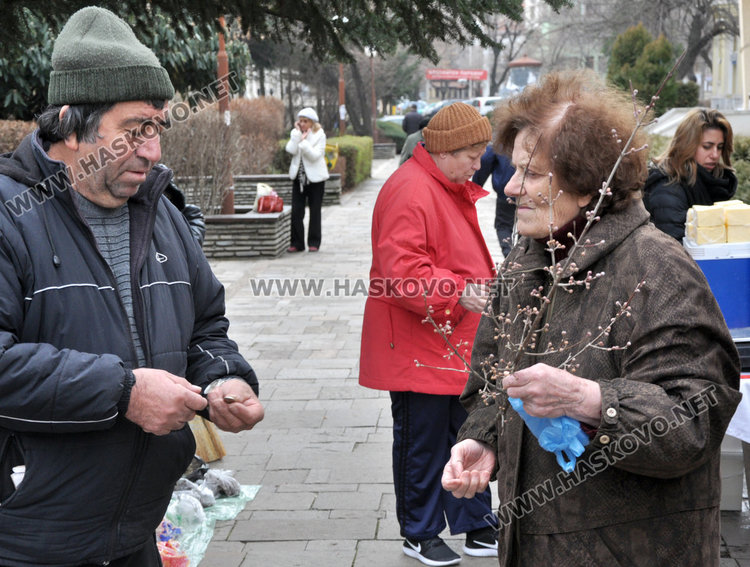 Красиви дряновици с традиционна украса на Бабиния пазар в Хасково