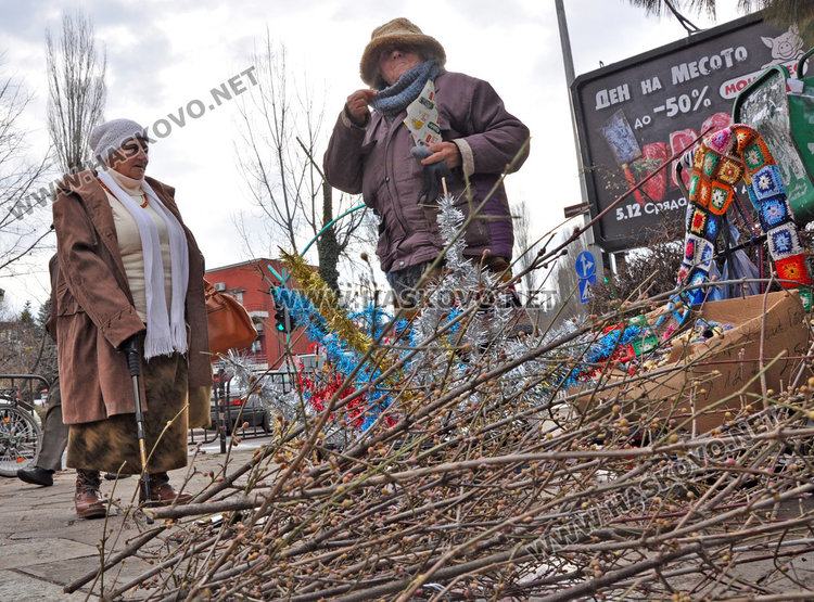 Красиви дряновици с традиционна украса на Бабиния пазар в Хасково