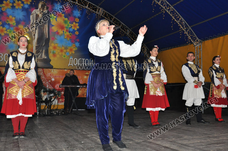 Честита Нова 2019 година! Стотици извиха хора на площада в Хасково