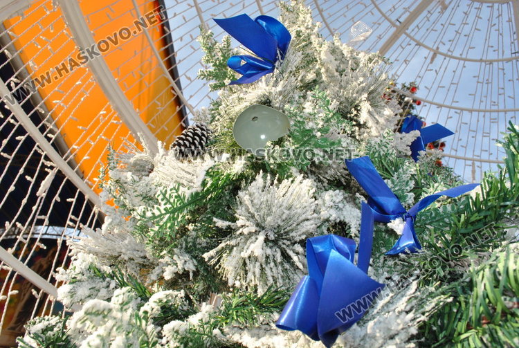 Вандали трошат празнична украса, палят контейнери 