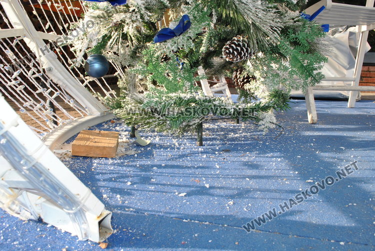 Вандали трошат празнична украса, палят контейнери 