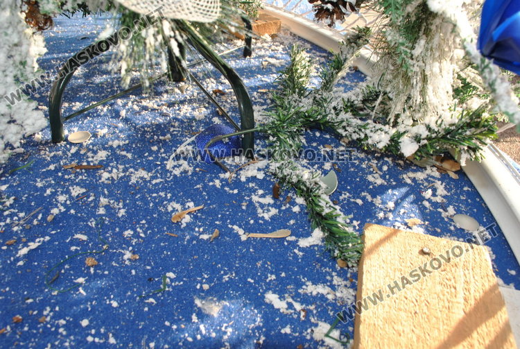 Вандали трошат празнична украса, палят контейнери 