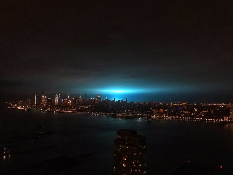 Призрачни светлини над Ню Йорк преди Нова година (видео)