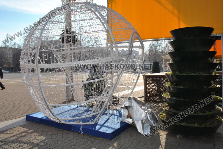 Вандали трошат празнична украса, палят контейнери 