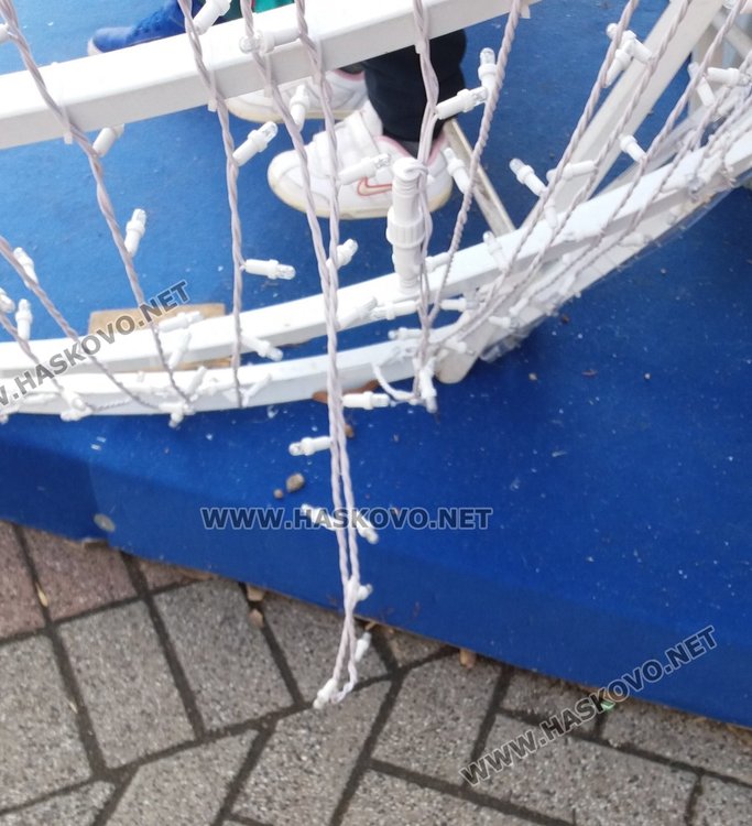 Вандали трошат празнична украса, палят контейнери 