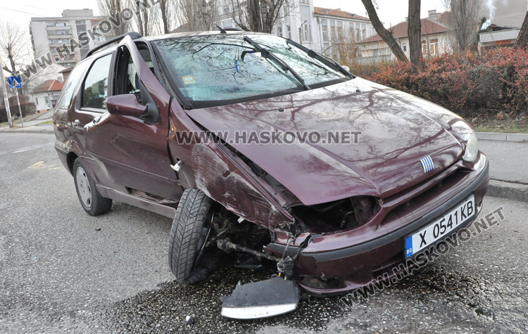Разсеян се заби с фиат в стълб до църквата “Св. Богородица”