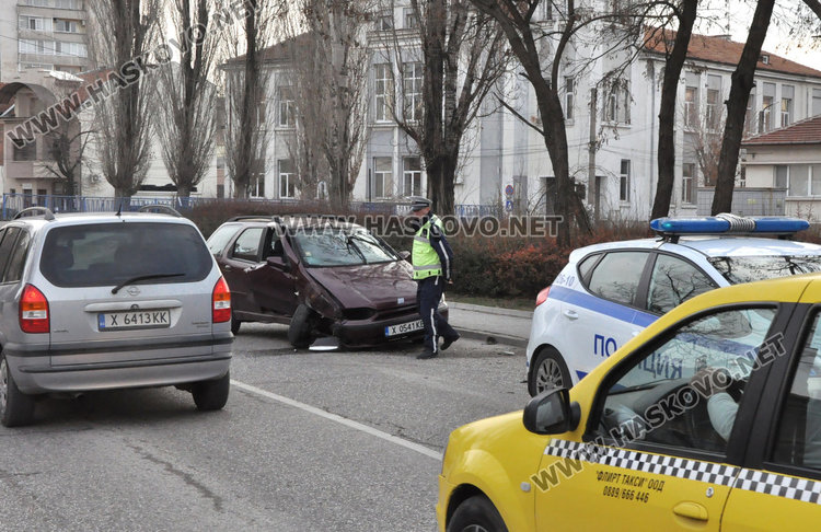 Разсеян се заби с фиат в стълб до църквата “Св. Богородица”