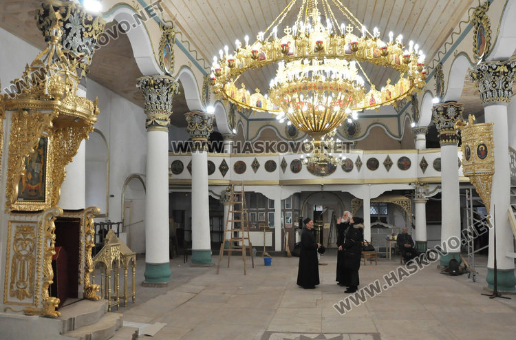 Дядо Николай служи в „Св.Богородица“ в целия й блясък на Ивановден