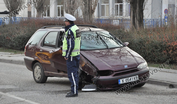 Разсеян се заби с фиат в стълб до църквата “Св. Богородица”