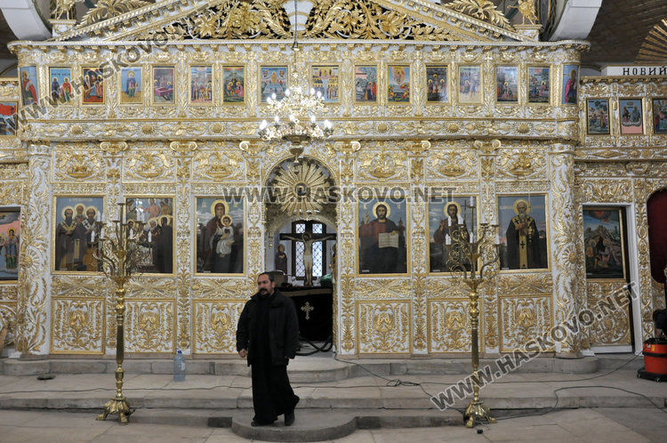 Дядо Николай служи в „Св.Богородица“ в целия й блясък на Ивановден