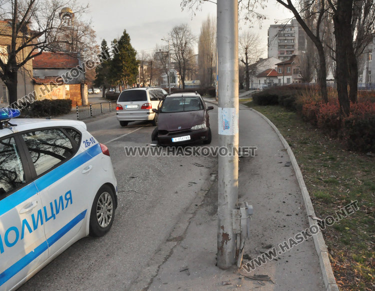 Разсеян се заби с фиат в стълб до църквата “Св. Богородица”