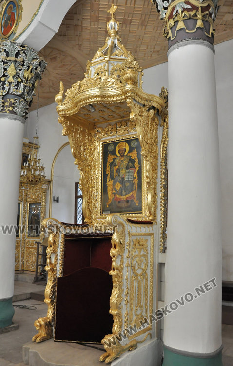 Дядо Николай служи в „Св.Богородица“ в целия й блясък на Ивановден