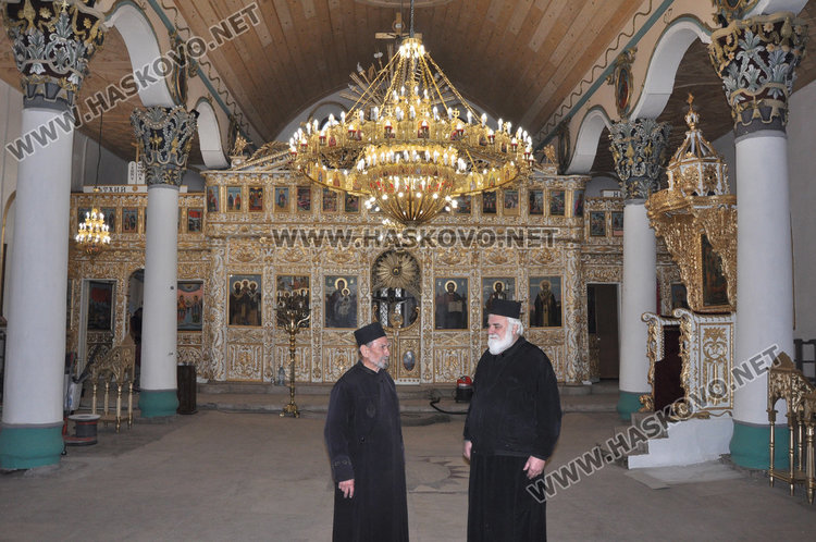 Дядо Николай служи в „Св.Богородица“ в целия й блясък на Ивановден