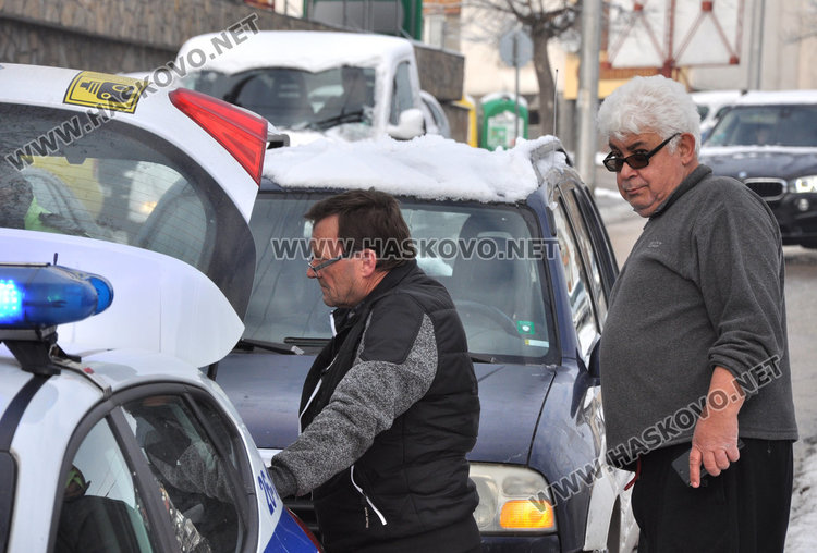 Джип не спря на „Стоп“ и засече такси по булевард „Васил Левски“