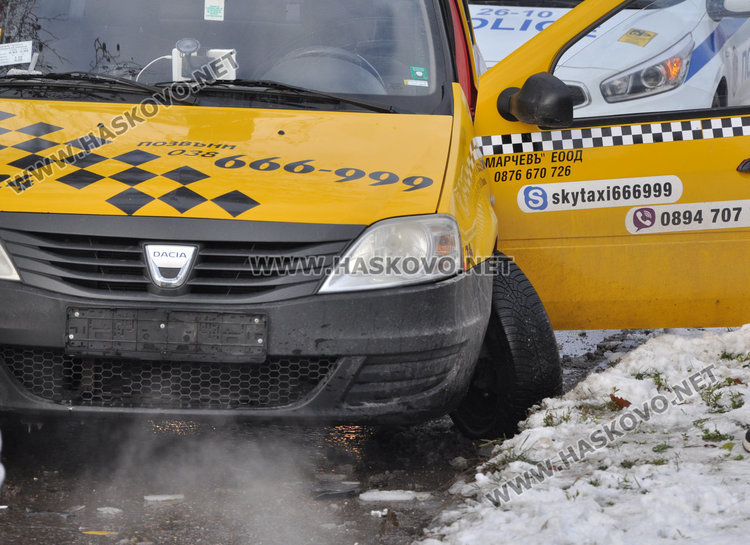 Джип не спря на „Стоп“ и засече такси по булевард „Васил Левски“