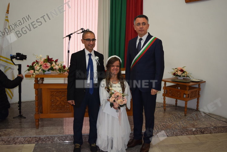 Първа сватба в Кърджали за годината, кметът венча малки хора с големи сърца
