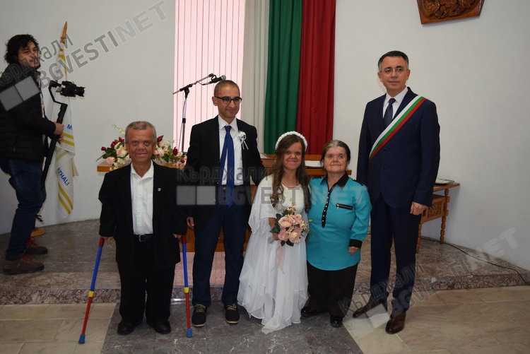 Първа сватба в Кърджали за годината, кметът венча малки хора с големи сърца