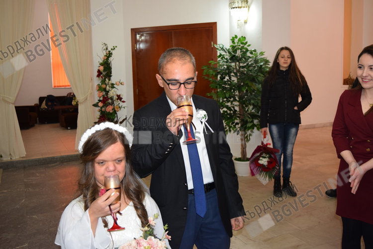 Първа сватба в Кърджали за годината, кметът венча малки хора с големи сърца