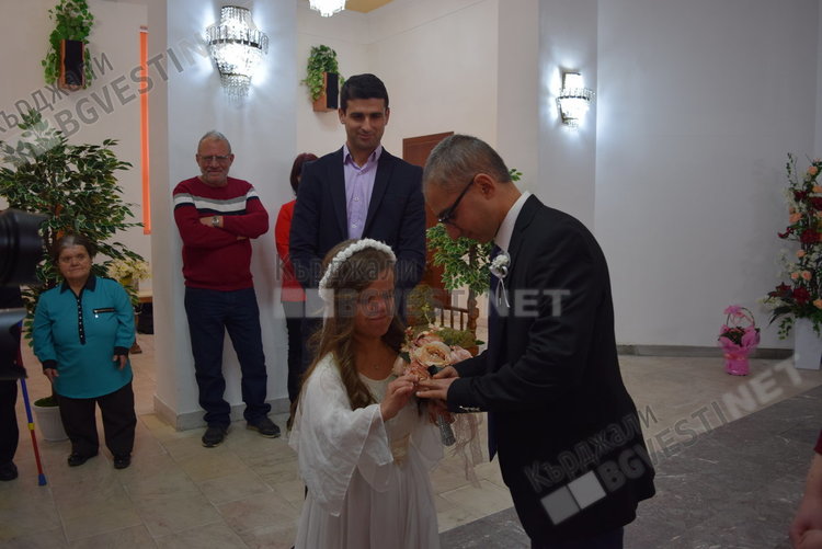 Първа сватба в Кърджали за годината, кметът венча малки хора с големи сърца