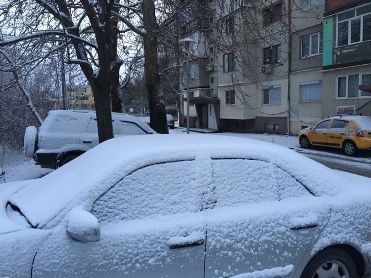 Два пръста сняг в Хасково тази сутрин, през деня студено  