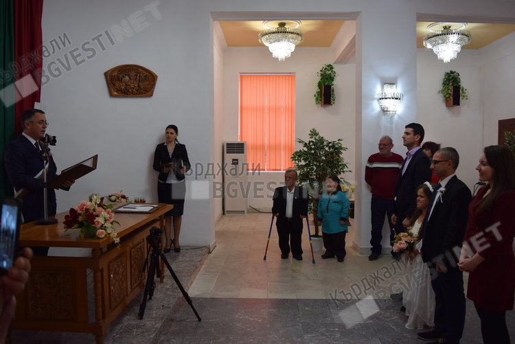 Първа сватба в Кърджали за годината, кметът венча малки хора с големи сърца