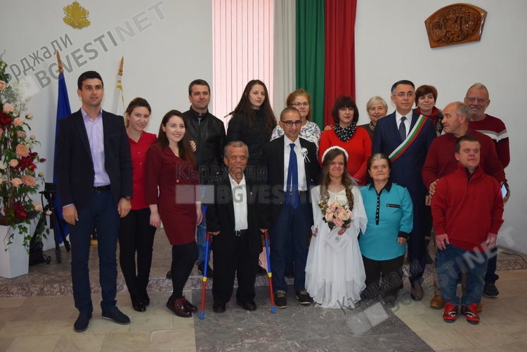 Първа сватба в Кърджали за годината, кметът венча малки хора с големи сърца