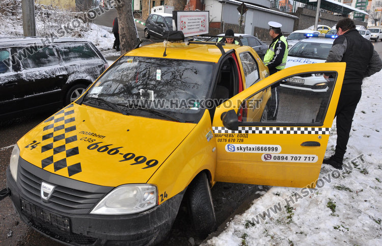 Джип не спря на „Стоп“ и засече такси по булевард „Васил Левски“