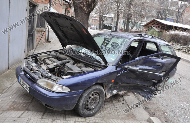 Мерцедес натресе Форд, който си влиза в гаража на „Георги Кирков“