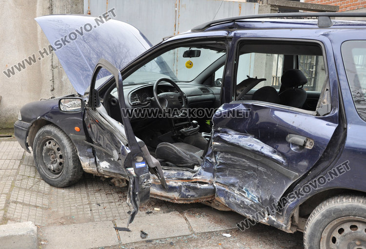 Мерцедес натресе Форд, който си влиза в гаража на „Георги Кирков“