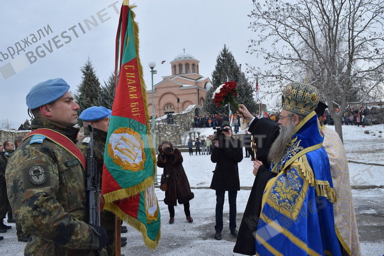 Два кръста на Йордановден в Кърджали, дядо Николай освети знамето на десантчиците