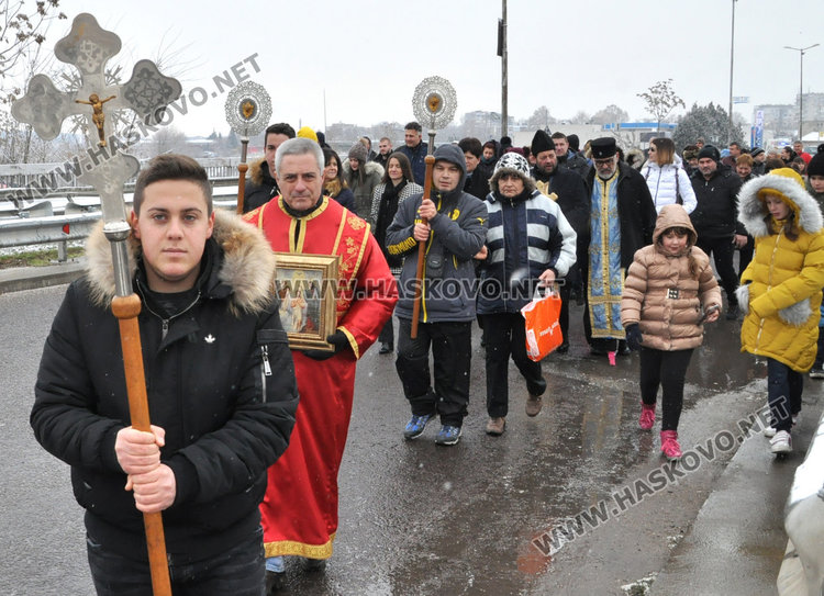Мъжко хоро на Богоявление в  Харманли, 9-годишен скача в ледената вода за кръста