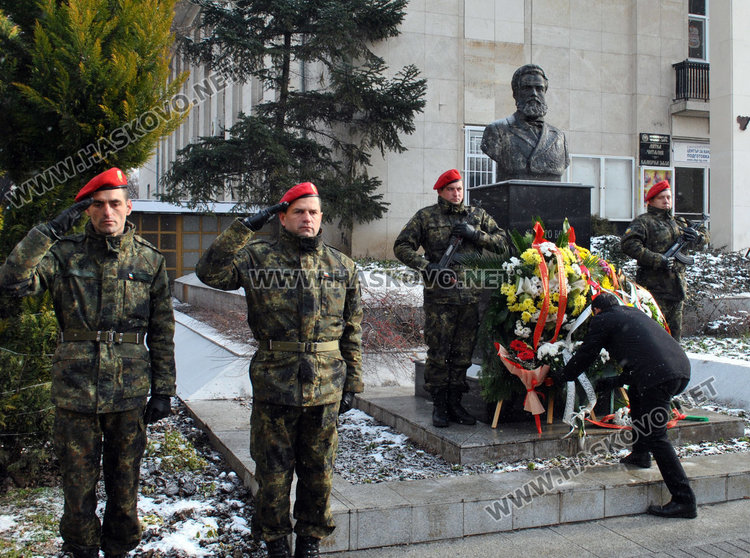 Хасково почете Ботев, осветиха бойните знамена на армията