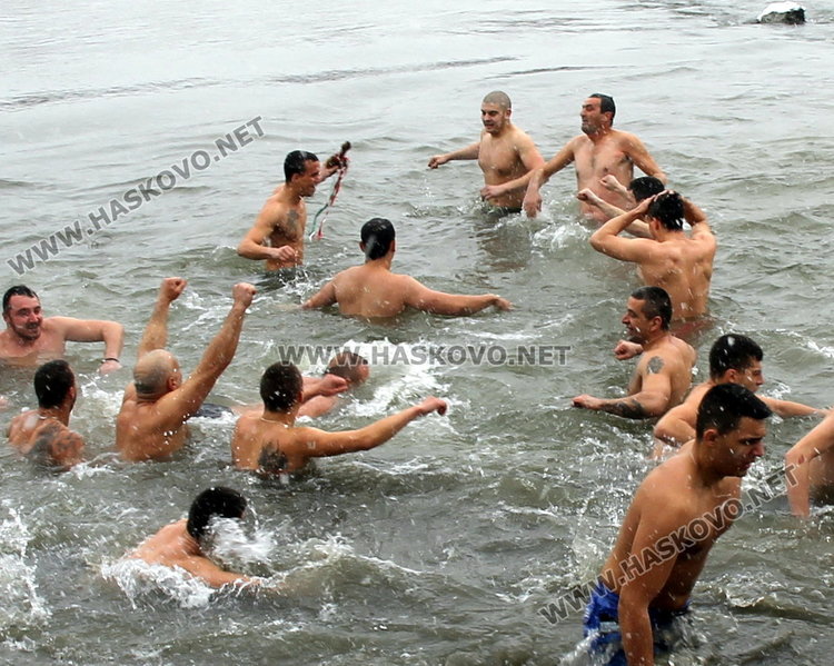 За 3-та поредна година Янислав извади кръста на Богоявление в Димитровград